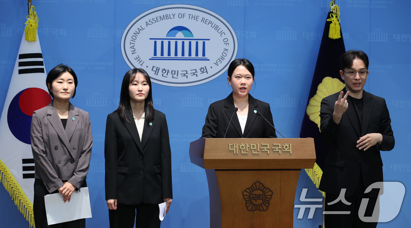 (서울=뉴스1) 신웅수 기자 = 신지혜 기본소득당 대변인(왼쪽부터), 노서영 대변인, 김진서 부대변인이 7일 서울 여의도 국회 소통관에서 기본소득당 관련 가짜 뉴스 반박 기자회견을 …