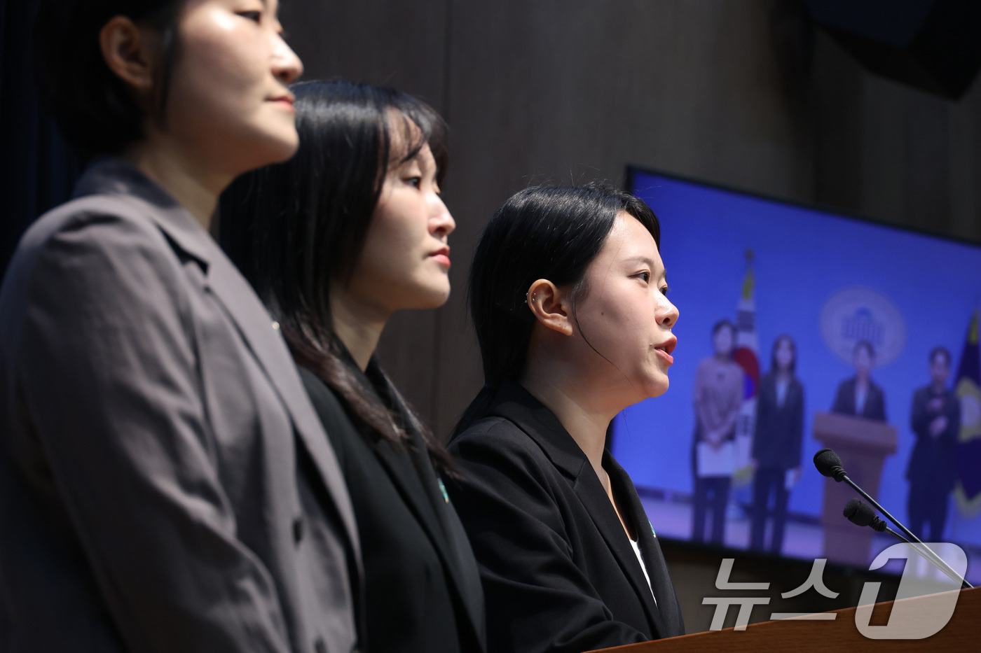 (서울=뉴스1) 신웅수 기자 = 신지혜 기본소득당 대변인(왼쪽부터), 노서영 대변인, 김진서 부대변인이 7일 서울 여의도 국회 소통관에서 기본소득당 관련 가짜 뉴스 반박 기자회견을 …