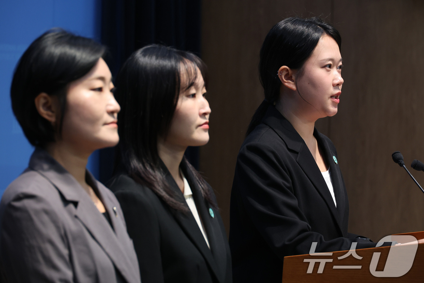 (서울=뉴스1) 신웅수 기자 = 신지혜 기본소득당 대변인(왼쪽부터), 노서영 대변인, 김진서 부대변인이 7일 서울 여의도 국회 소통관에서 기본소득당 관련 가짜 뉴스 반박 기자회견을 …
