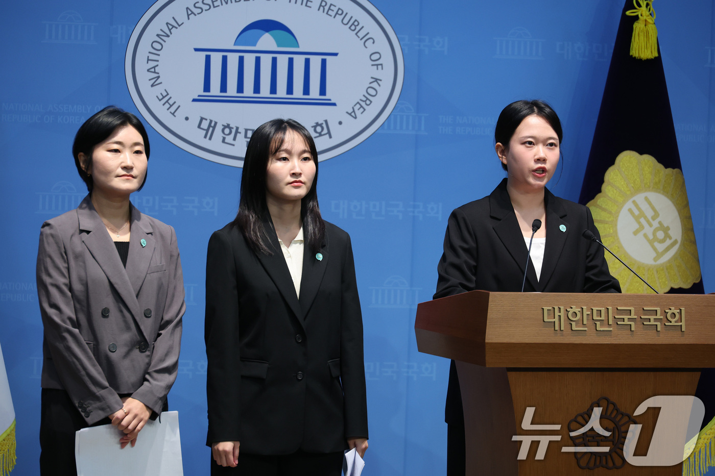 (서울=뉴스1) 신웅수 기자 = 신지혜 기본소득당 대변인(왼쪽부터), 노서영 대변인, 김진서 부대변인이 7일 서울 여의도 국회 소통관에서 기본소득당 관련 가짜 뉴스 반박 기자회견을 …