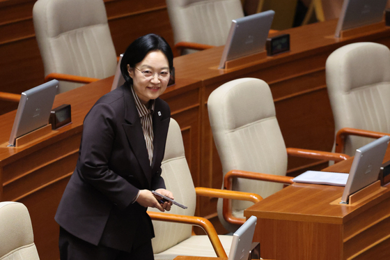 본회의 참석하는 한성숙 국무총리
