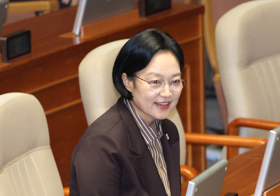 본회의 입장하는 한성숙 총리