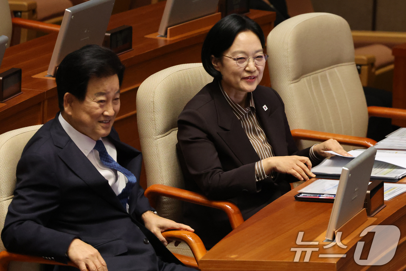 (서울=뉴스1) 황기선 기자 = 한성숙 국무총리와 정동영 통일부 장관이 9일 오후 서울 여의도 국회에서 열린 제439회국회(정기회) 제5차 본회의에서 대화를 나누고 있다. 2026 …