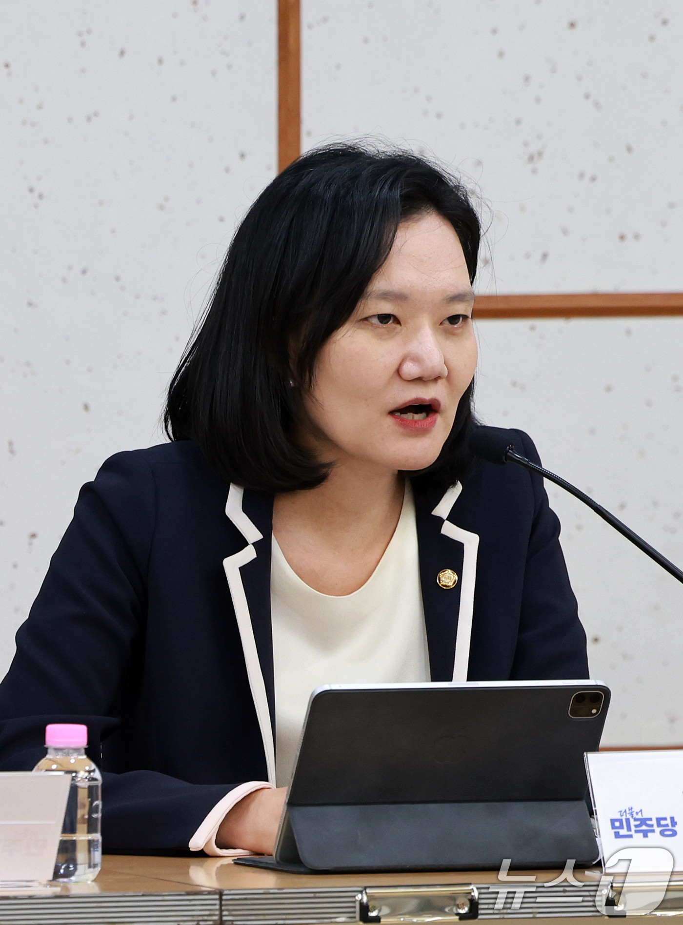 (서울=뉴스1) 이호윤 기자 = 김남희 더불어민주당 경찰개혁추진단 공동단장이 9일 서울 여의도 국회 의원회관에서 열린 경찰 수사 피해자, 지원단체 간담회에서 발언하고 있다. 202 …