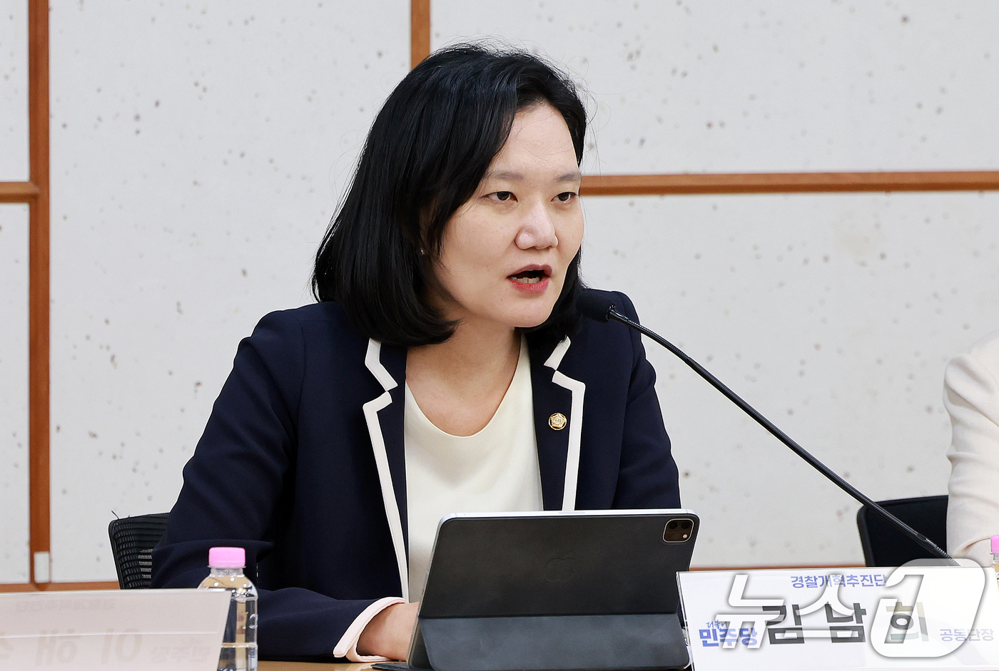 (서울=뉴스1) 이호윤 기자 = 김남희 더불어민주당 경찰개혁추진단 공동단장이 9일 서울 여의도 국회 의원회관에서 열린 경찰 수사 피해자, 지원단체 간담회에서 발언하고 있다. 202 …