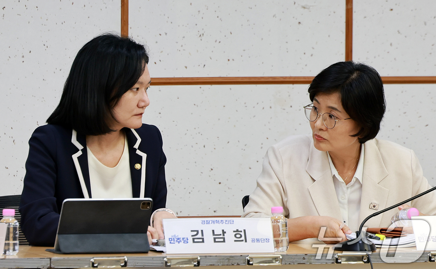 (서울=뉴스1) 이호윤 기자 = 김남희 더불어민주당 경찰개혁추진단 공동단장과 임미애 의원이 9일 서울 여의도 국회 의원회관에서 열린 경찰 수사 피해자, 지원단체 간담회에서 대화를 …