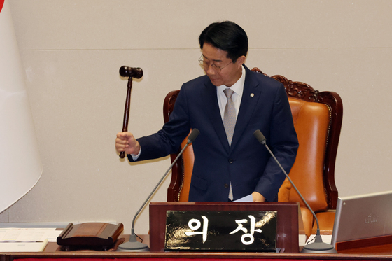 의사봉 두드리는 조정식 국회의장