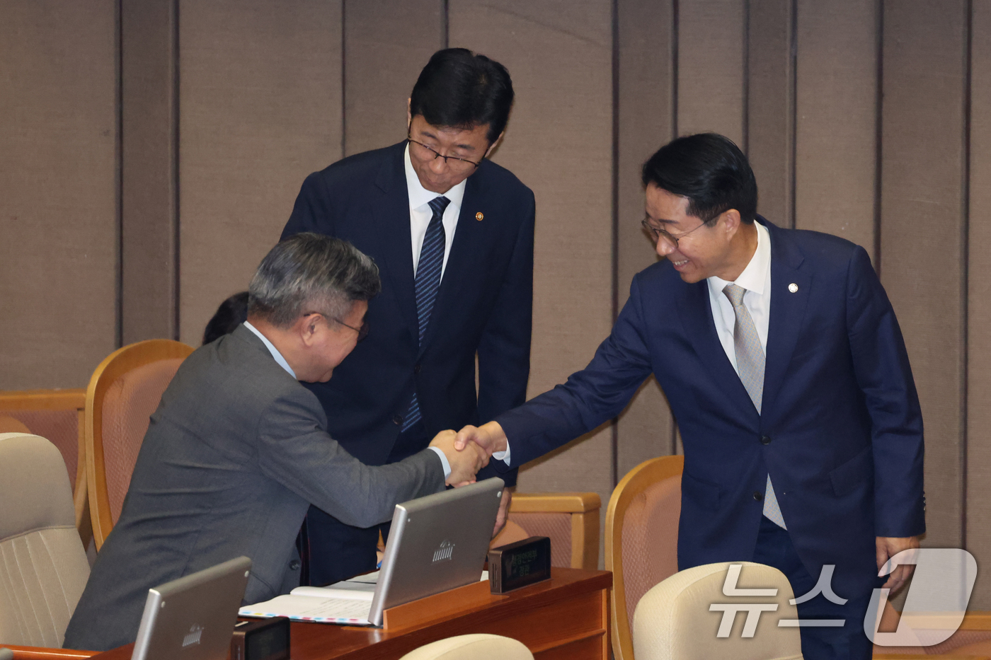 (서울=뉴스1) 황기선 기자 = 조정식 국회의장과 윤호중 행정안전부 장관이 9일 오후 서울 여의도 국회에서 열린 제439회국회(정기회) 제5차 본회의에서 악수를 나누고 있다.  2 …