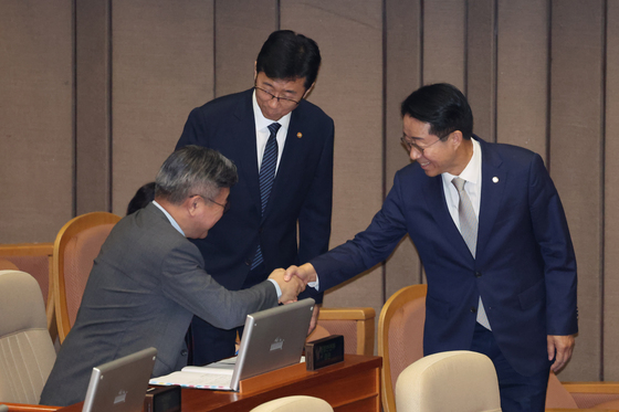 악수 나누는 조정식·윤호중