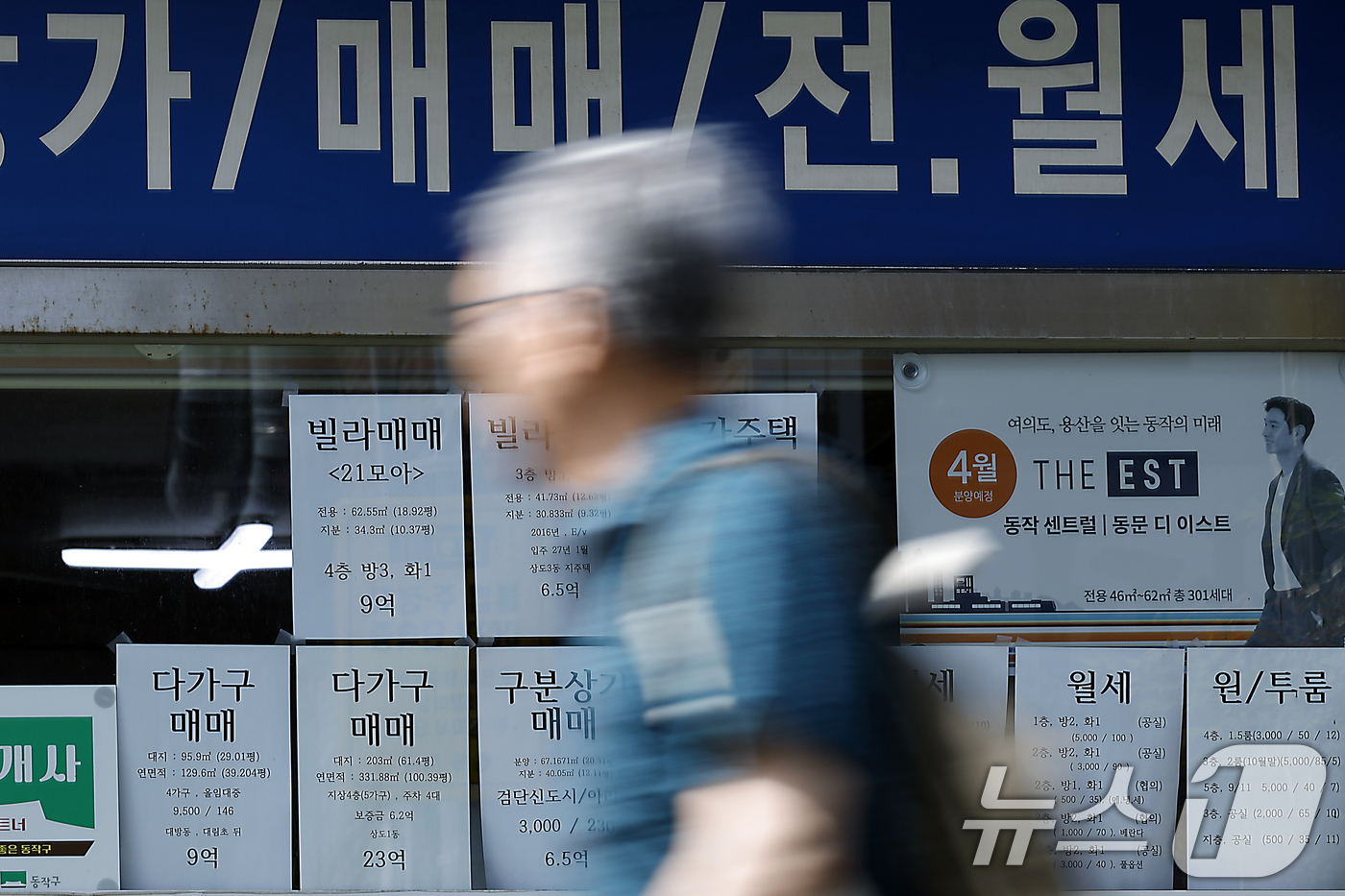 (서울=뉴스1) 박정호 기자 = 서울 아파트 평균 전세값이 7억원을 넘어서고 기준금리 인상에 따라 전세대출 금리까지 영향을 받으며 세입자들의 주거비 부담이 심화되고 있다.국토교통부 …