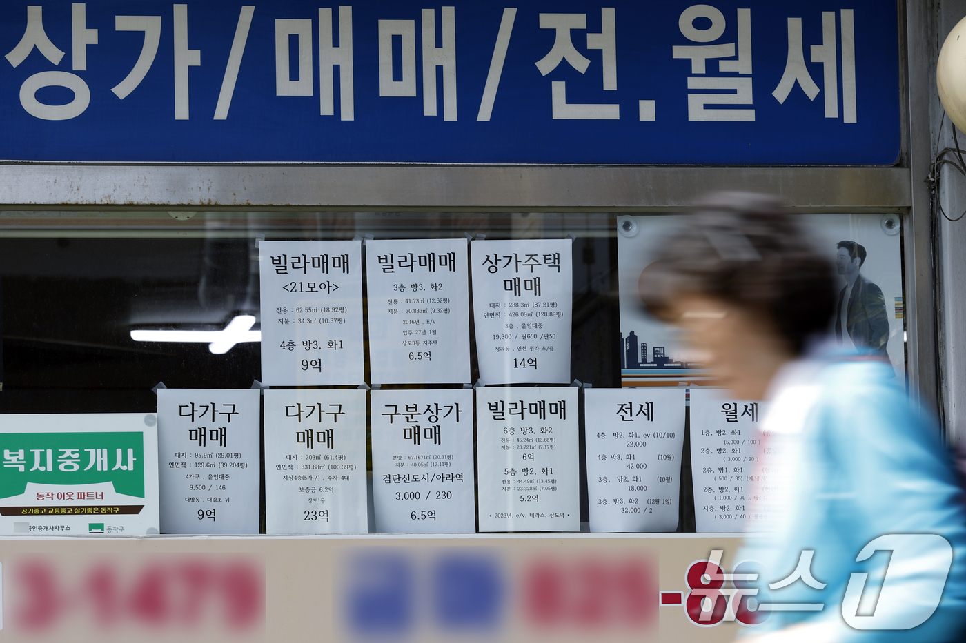 (서울=뉴스1) 박정호 기자 = 서울 아파트 평균 전세값이 7억원을 넘어서고 기준금리 인상에 따라 전세대출 금리까지 영향을 받으며 세입자들의 주거비 부담이 심화되고 있다.국토교통부 …