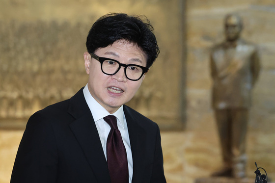 한동훈 회견서 '기자 행세' 논란…총리실 중립성 도마