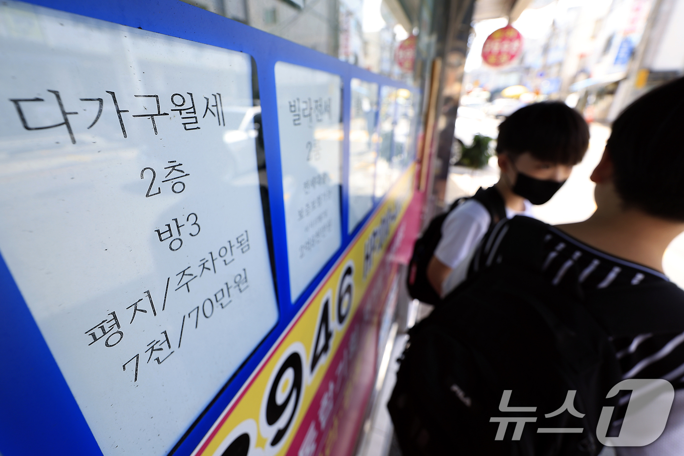 (서울=뉴스1) 박정호 기자 = 서울 아파트 평균 전세값이 7억원을 넘어서고 기준금리 인상에 따라 전세대출 금리까지 영향을 받으며 세입자들의 주거비 부담이 심화되고 있다.국토교통부 …