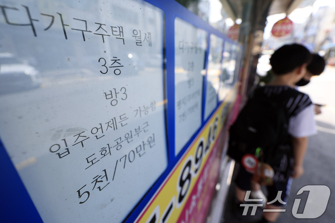 (서울=뉴스1) 박정호 기자 = 서울 아파트 평균 전세값이 7억원을 넘어서고 기준금리 인상에 따라 전세대출 금리까지 영향을 받으며 세입자들의 주거비 부담이 심화되고 있다.국토교통부 …