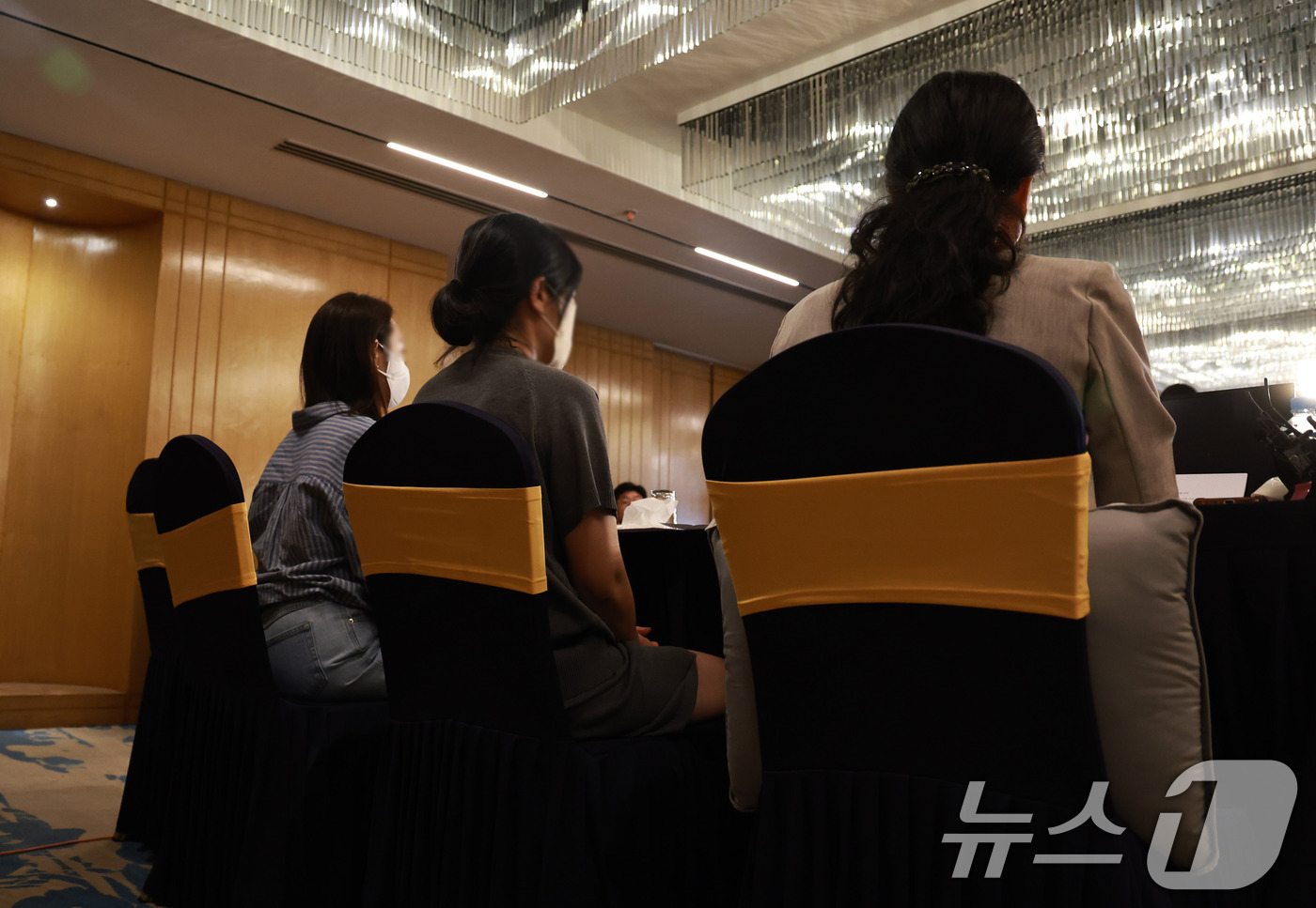 (카트만두=뉴스1) 구윤성 기자 = 네팔 어퍼트리슐리(UT)-1 수력발전소 건설현장에서 근무하다 홍수로 실종된 남동발전 한국인 직원의 가족들이 9일(현지시간) 네팔 카트만두 시내의 …