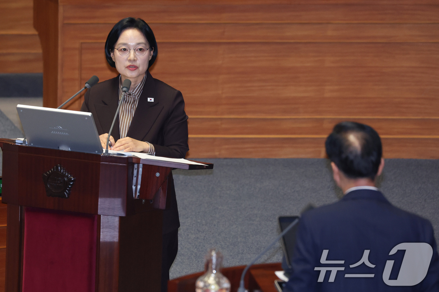 (서울=뉴스1) 신웅수 기자 = 한성숙 국무총리가 9일 서울 여의도 국회에서 열린 제439회국회(정기회) 제5차 본회의 대정부 질문에서 정치에 관한 질문에 답변하고 있다. 2026 …