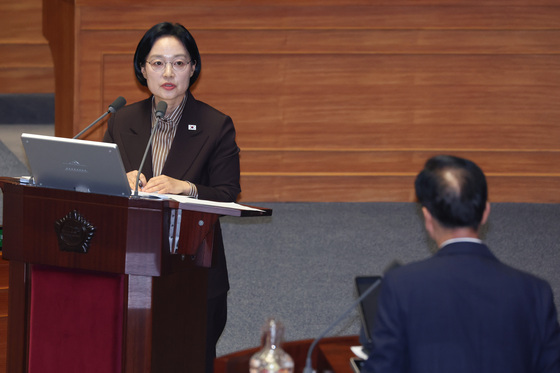 정치에 관한 질문 답변하는 한성숙 총리