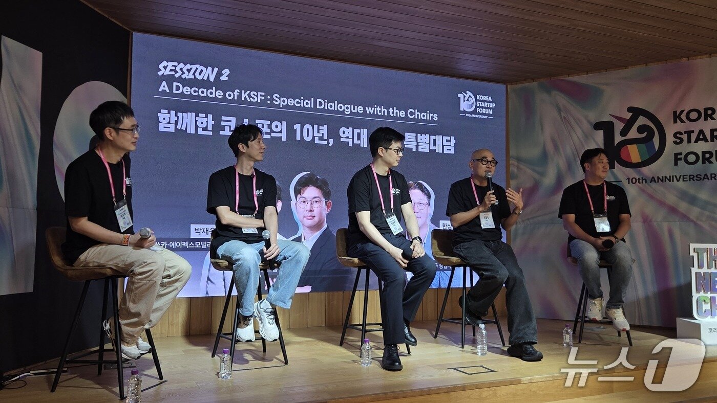 본문 이미지 - 왼쪽부터 최지영 코스포 대표, 박재욱 3대 의장(쏘카·에이펙스모빌리티 대표), 김재원 코스포 의장(엘리스그룹 대표), 김봉진 1대 의장(現 그란데클립 대표·우아한형제들 창업자), 한상우 4대 의장(위즈돔 대표)가 대담하고 있다. 2026.9.9 뉴스1 ⓒ News1 김민석 기자