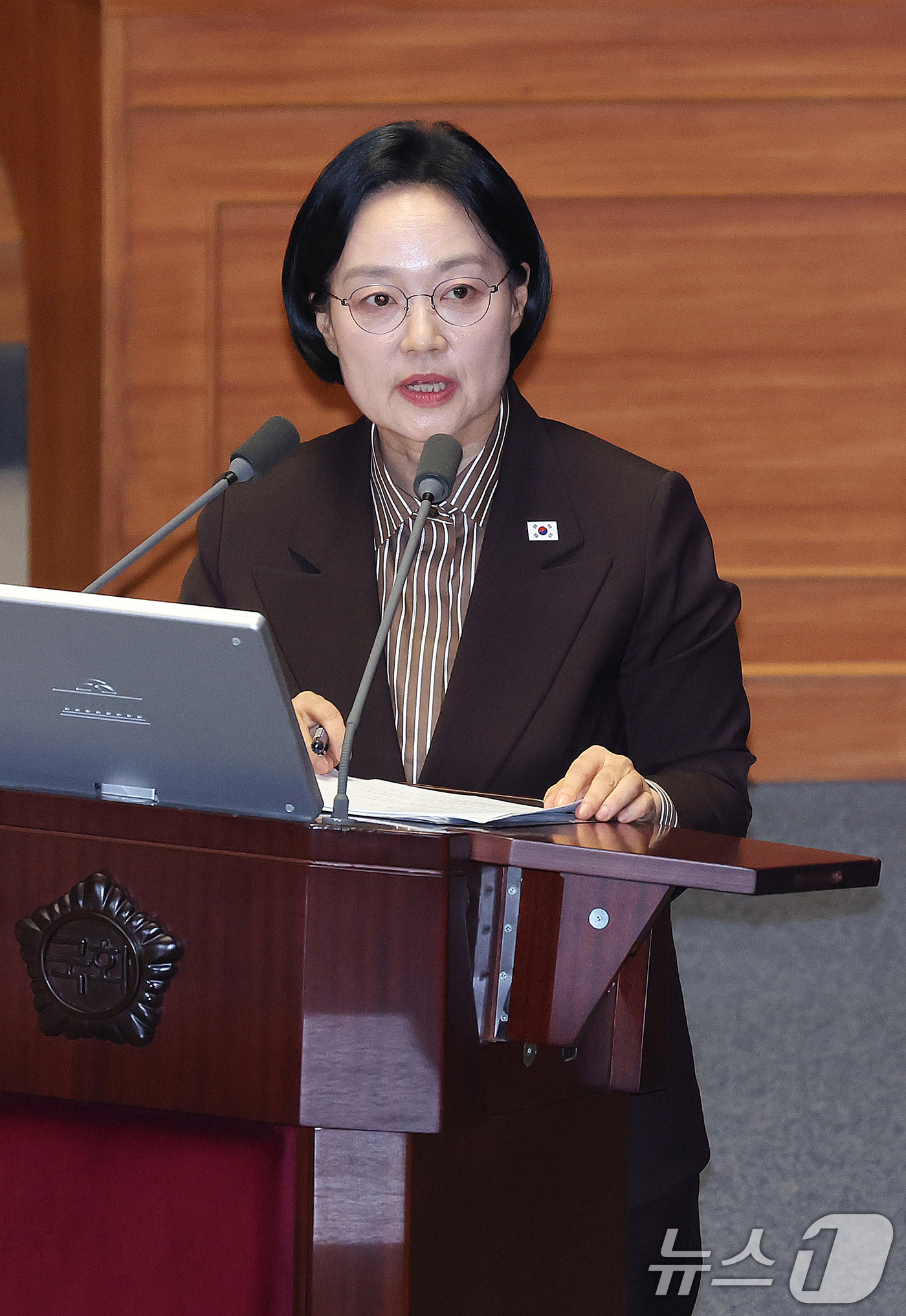 (서울=뉴스1) 신웅수 기자 = 한성숙 국무총리가 9일 서울 여의도 국회에서 열린 제439회국회(정기회) 제5차 본회의 대정부 질문에서 정치에 관한 질문에 답변하고 있다. 2026 …