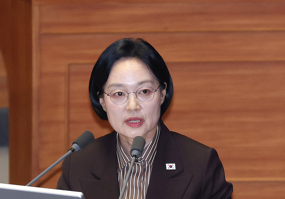 한성숙 총리, 대정부 질문 답변