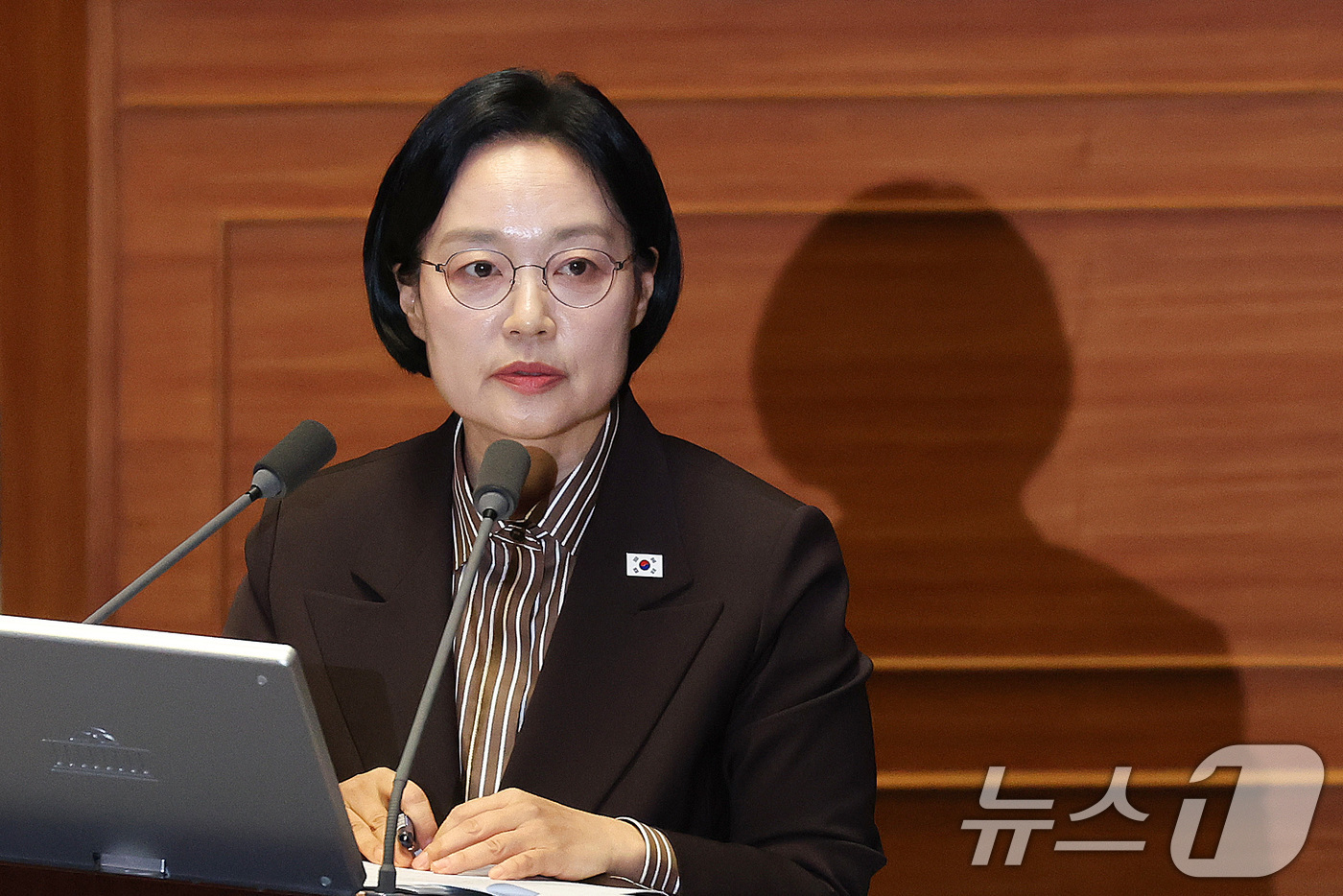 (서울=뉴스1) 신웅수 기자 = 한성숙 국무총리가 9일 서울 여의도 국회에서 열린 제439회국회(정기회) 제5차 본회의 대정부 질문에서 정치에 관한 질문에 답변하고 있다. 2026 …