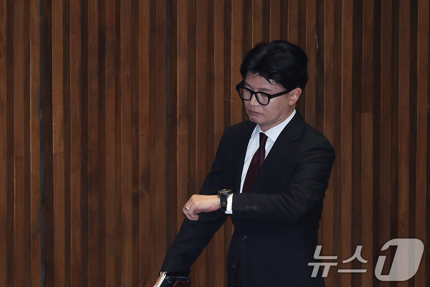 (서울=뉴스1) 신웅수 기자 = 한동훈 무소속 의원이 9일 서울 여의도 국회에서 열린 제439회국회(정기회) 제5차 본회의에서 시계를 보고 있다. 2026.9.9/뉴스1
