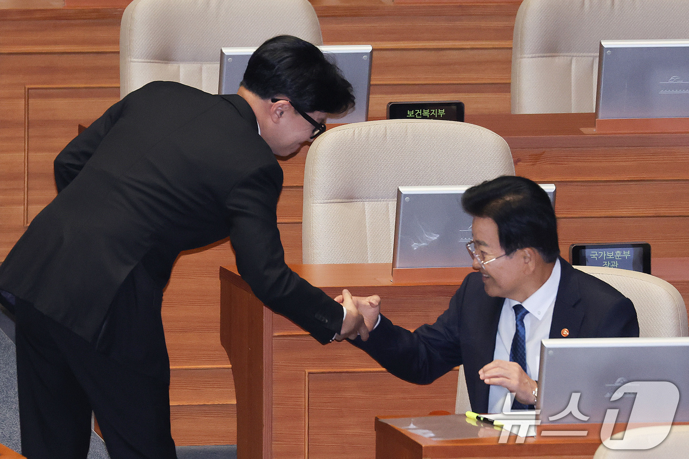 (서울=뉴스1) 신웅수 기자 = 한동훈 무소속 의원과 정동영 통일부 장관이 9일 서울 여의도 국회에서 열린 제439회국회(정기회) 제5차 본회의에서 인사하고 있다. 2026.9.9 …