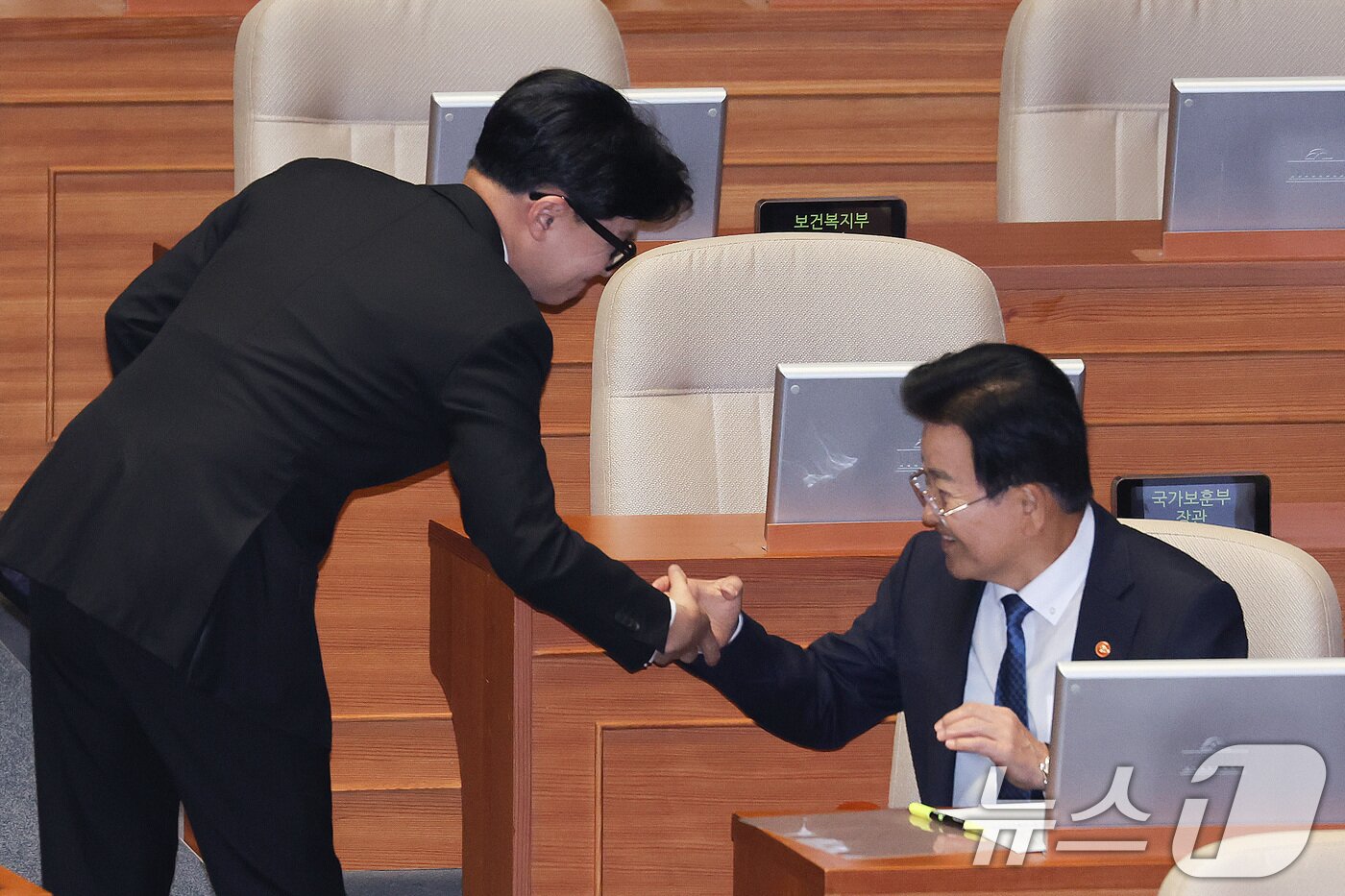 본문 이미지 - 한동훈 무소속 의원과 정동영 통일부 장관이 9일 서울 여의도 국회에서 열린 제439회국회(정기회) 제5차 본회의에서 인사하고 있다. 2026.9.9 ⓒ 뉴스1 신웅수 기자