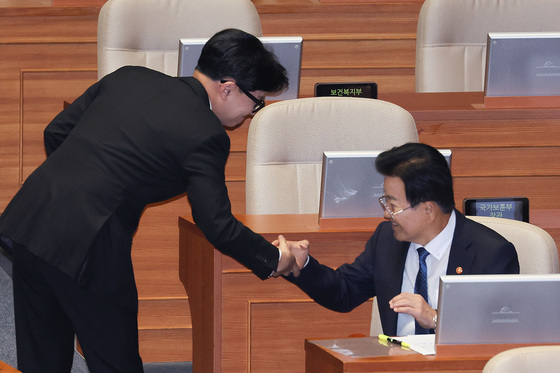 인사하는 한동훈·정동영
