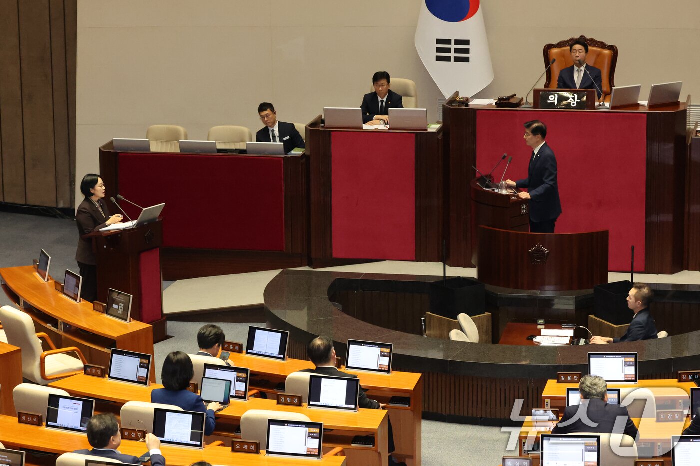 본문 이미지 - 한성숙 국무총리가 9일 오후 서울 여의도 국회에서 열린 제439회국회(정기회) 제5차 본회의에서 대정부질문(정치)에 답하고 있다. 2026.9.9 ⓒ 뉴스1 황기선 기자