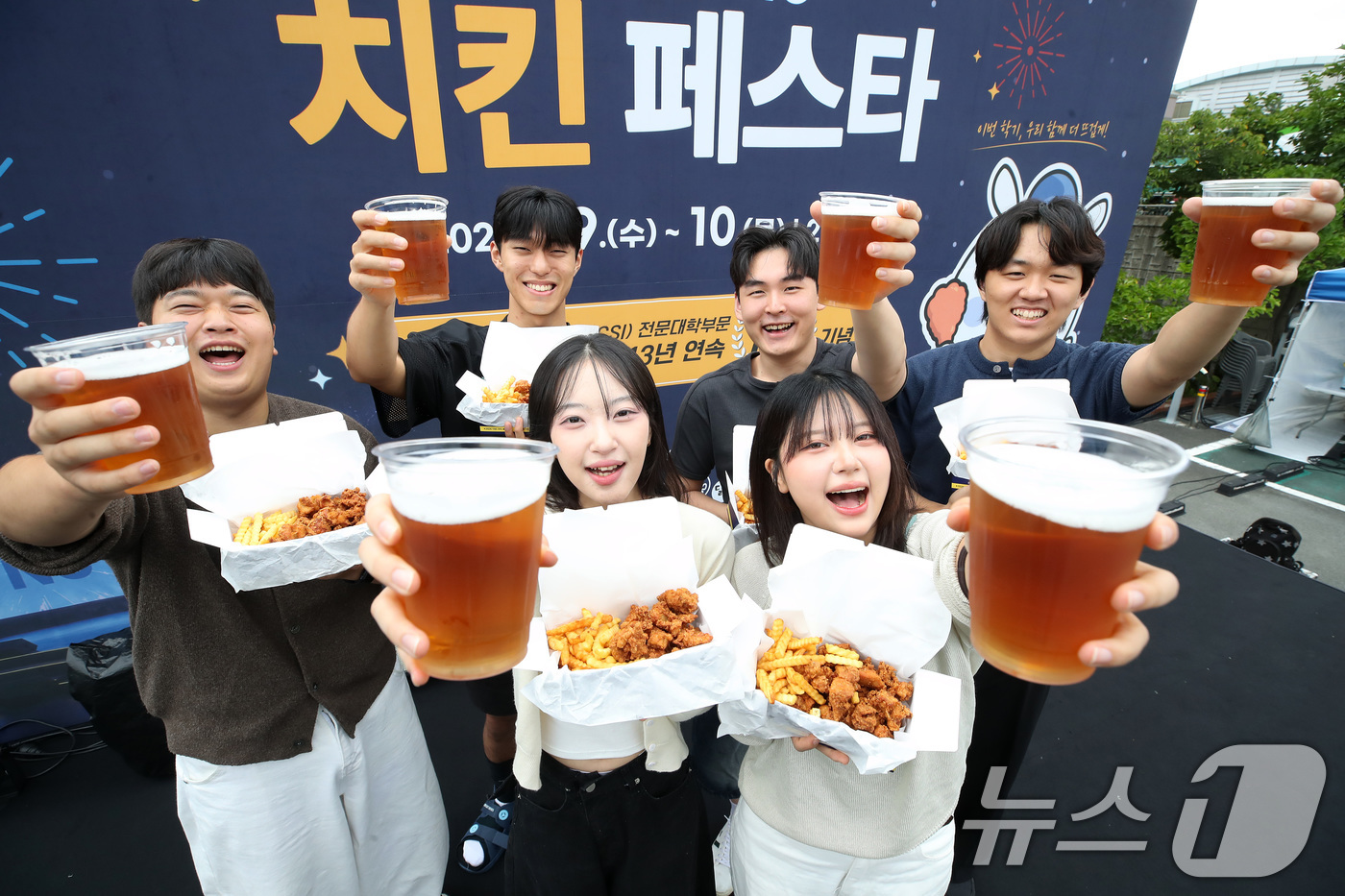 (대구=뉴스1) 공정식 기자 = 9일 대구 남구 영남이공대에서 열린 '2026 YNC 치킨 페스타'를 찾은 학생들이 치킨과 무알코올 맥주를 즐기고 있다.영남이공대는 국가고객만족도( …