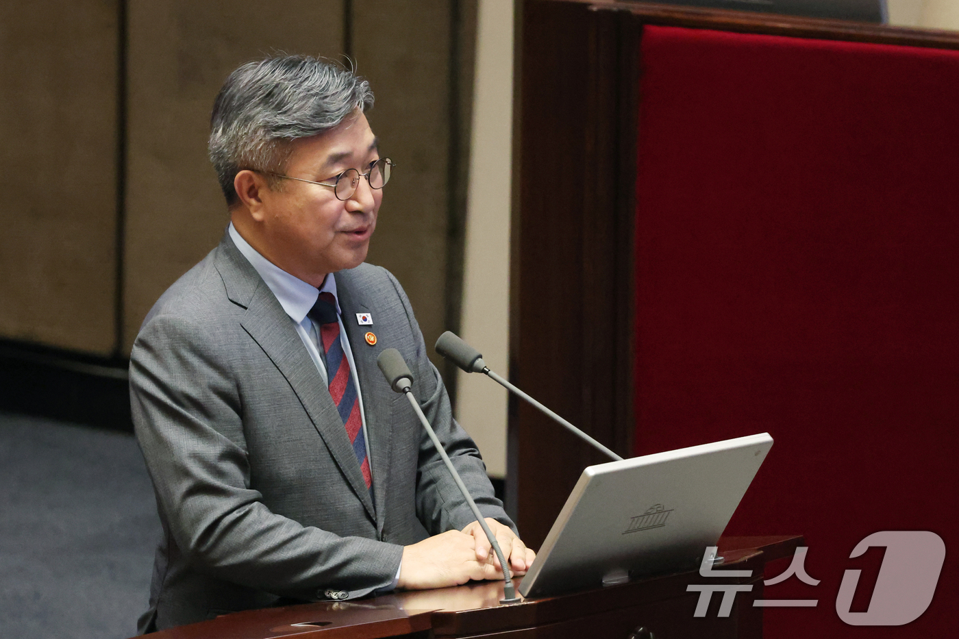 (서울=뉴스1) 황기선 기자 = 윤호중 행정안전부 장관이 9일 오후 서울 여의도 국회에서 열린 제439회국회(정기회) 제5차 본회의에서 대정부질문(정치)에 답하고 있다. 2026. …