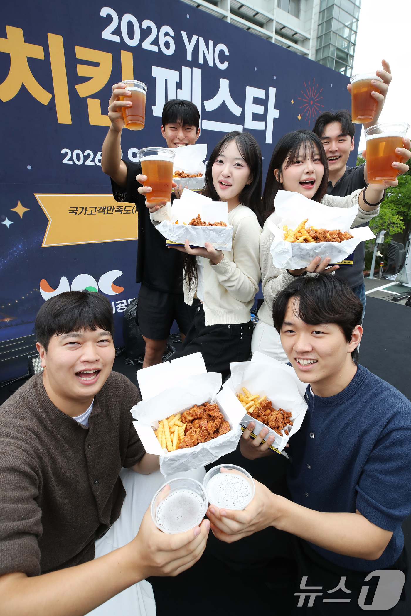 (대구=뉴스1) 공정식 기자 = 9일 대구 남구 영남이공대에서 열린 '2026 YNC 치킨 페스타'를 찾은 학생들이 치킨과 무알코올 맥주를 즐기고 있다.영남이공대는 국가고객만족도( …