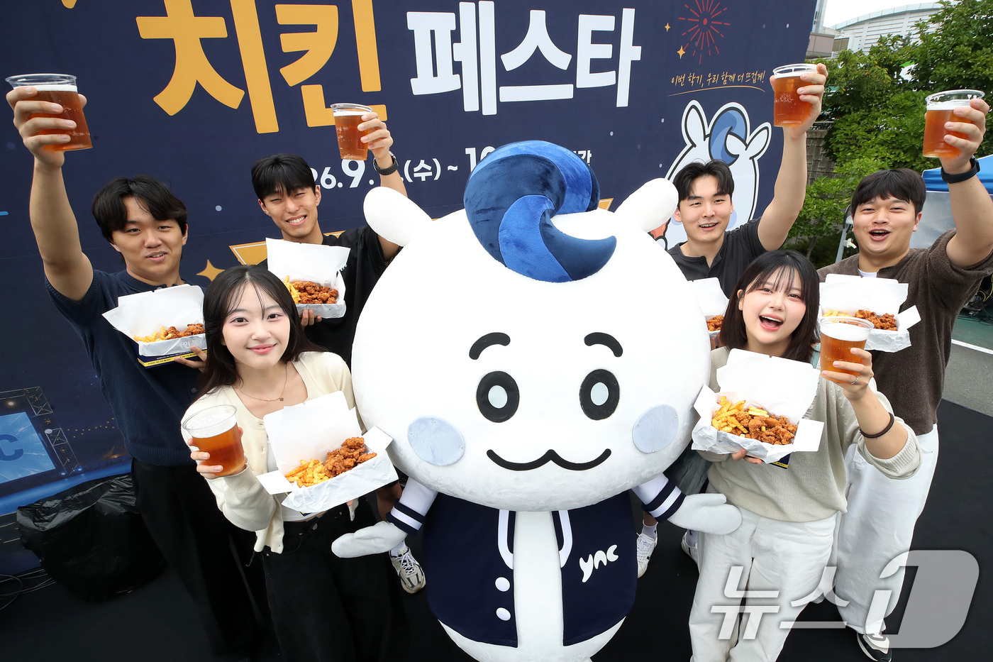 (대구=뉴스1) 공정식 기자 = 9일 대구 남구 영남이공대에서 열린 '2026 YNC 치킨 페스타'를 찾은 학생들이 치킨과 무알코올 맥주를 즐기고 있다.영남이공대는 국가고객만족도( …