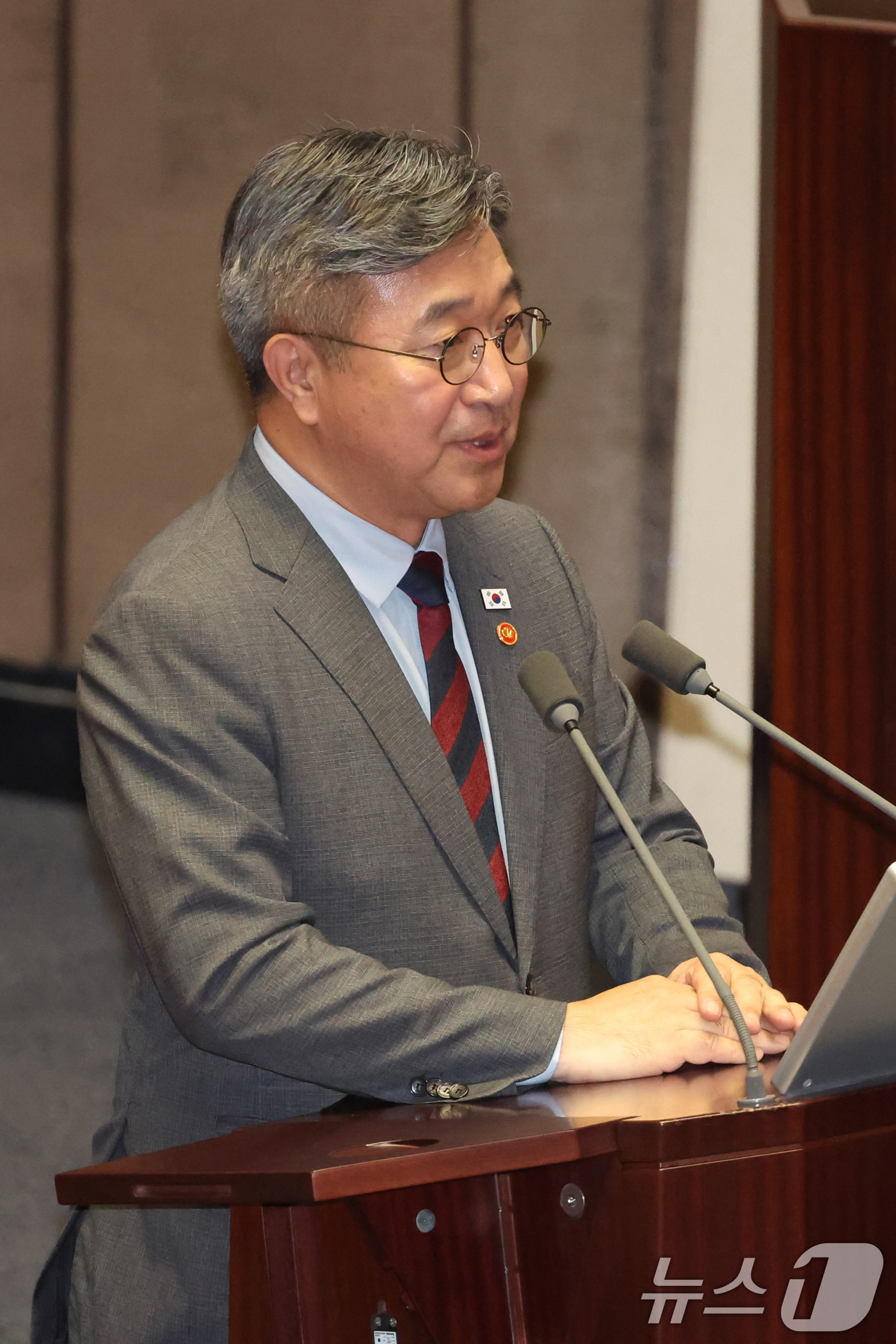 (서울=뉴스1) 황기선 기자 = 윤호중 행정안전부 장관이 9일 오후 서울 여의도 국회에서 열린 제439회국회(정기회) 제5차 본회의에서 대정부질문(정치)에 답하고 있다. 2026. …