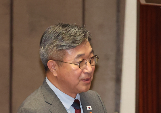 답변하는 윤호중 장관