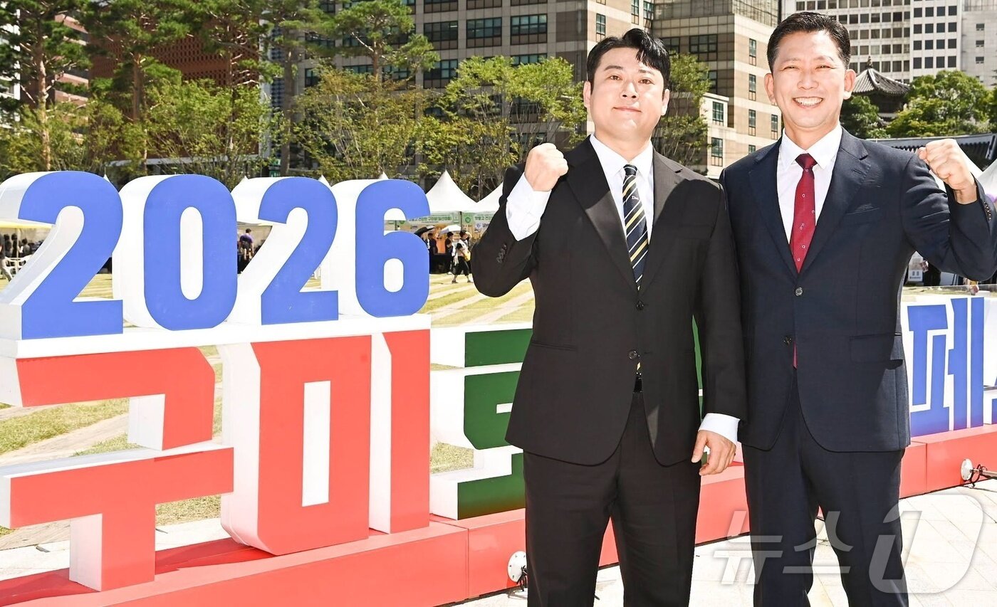 본문 이미지 - 김장호 구미시장(오른쪽)이 9일 서울광장에서 열린 '구미 로컬푸드 페스타' 사전이벤트 행사에서 코미디언 이선민에게 구미시 홍보대사 위촉패를 전달한 뒤 로컬푸드 페스타 행사장 입구에서 기념사진을 찍고 있다.(구미시 제공. 재판매 및 DB금지) ⓒ 뉴스1 정우용 기자