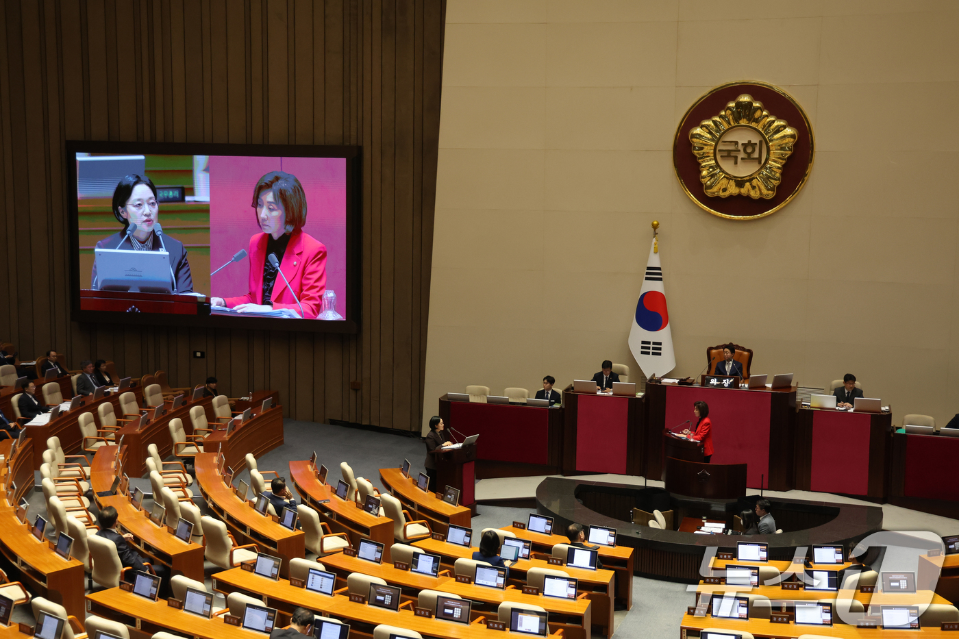 (서울=뉴스1) 황기선 기자 = 한성숙 국무총리가 9일 오후 서울 여의도 국회에서 열린 제439회국회(정기회) 제5차 본회의에서 나경원 국민의힘 의원의 대정부질문(정치)에 답하고 …