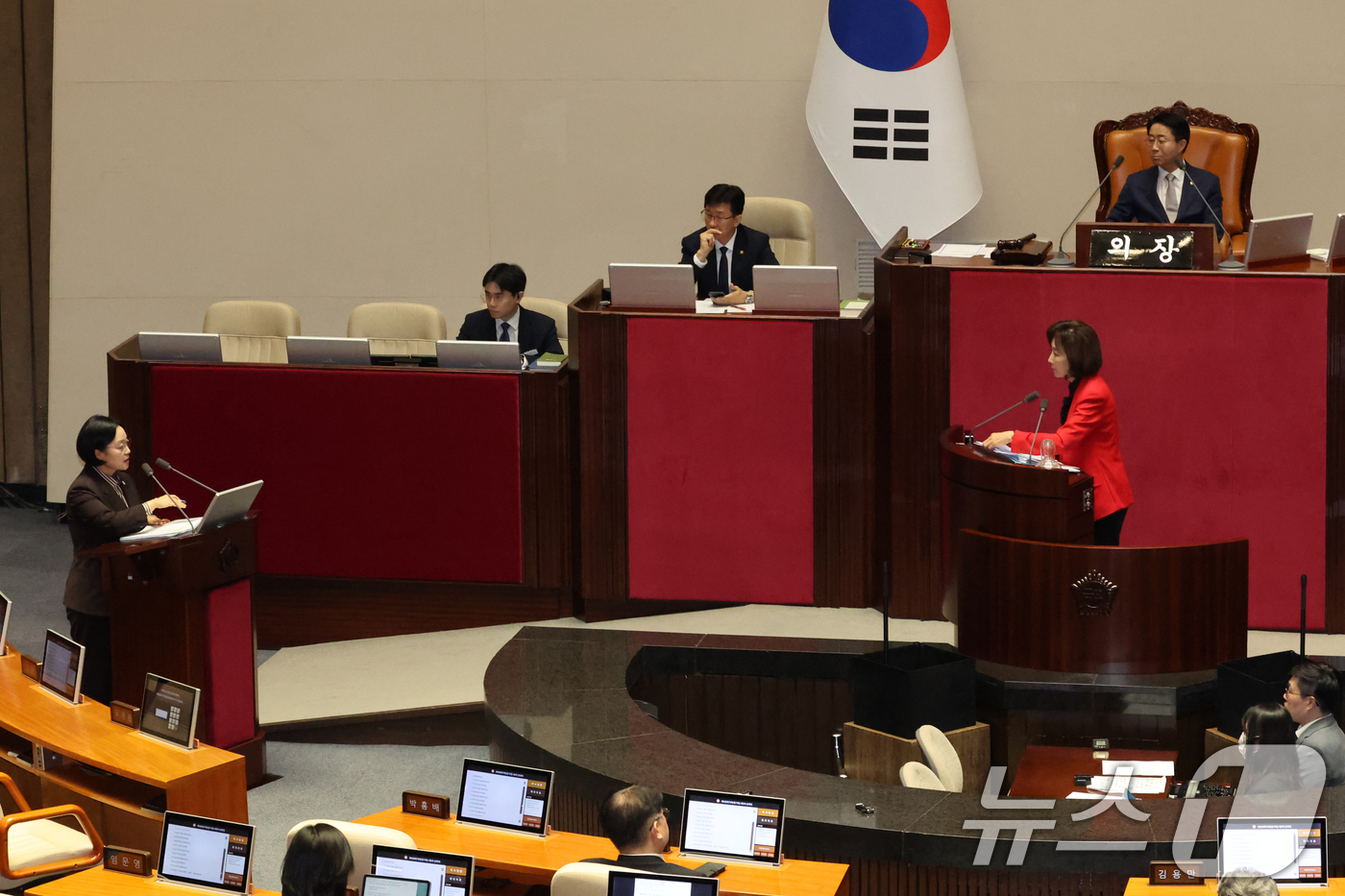 (서울=뉴스1) 황기선 기자 = 한성숙 국무총리가 9일 오후 서울 여의도 국회에서 열린 제439회국회(정기회) 제5차 본회의에서 나경원 국민의힘 의원의 대정부질문(정치)에 답하고 …