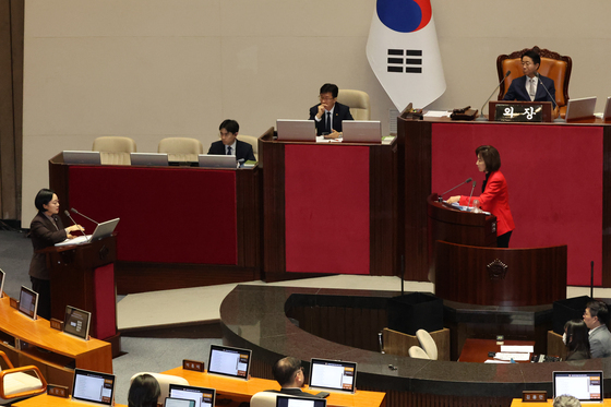 野 의원 질의에 답하는 한성숙 총리