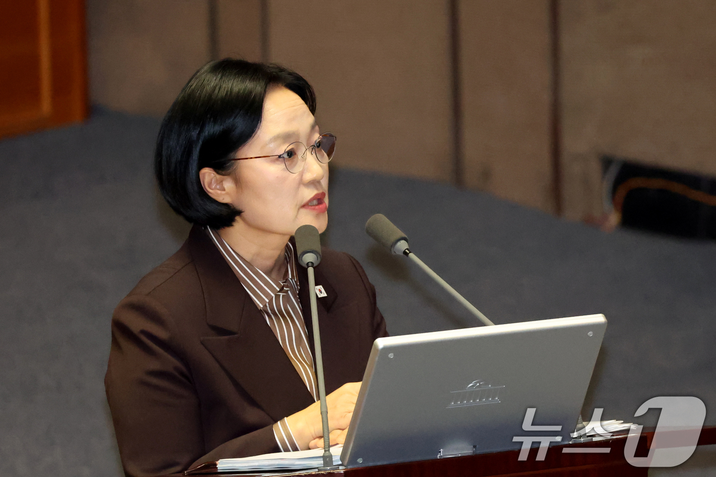 (서울=뉴스1) 황기선 기자 = 한성숙 국무총리가 9일 오후 서울 여의도 국회에서 열린 제439회국회(정기회) 제5차 본회의에서 대정부질문(정치)에 답하고 있다.  2026.9.9 …