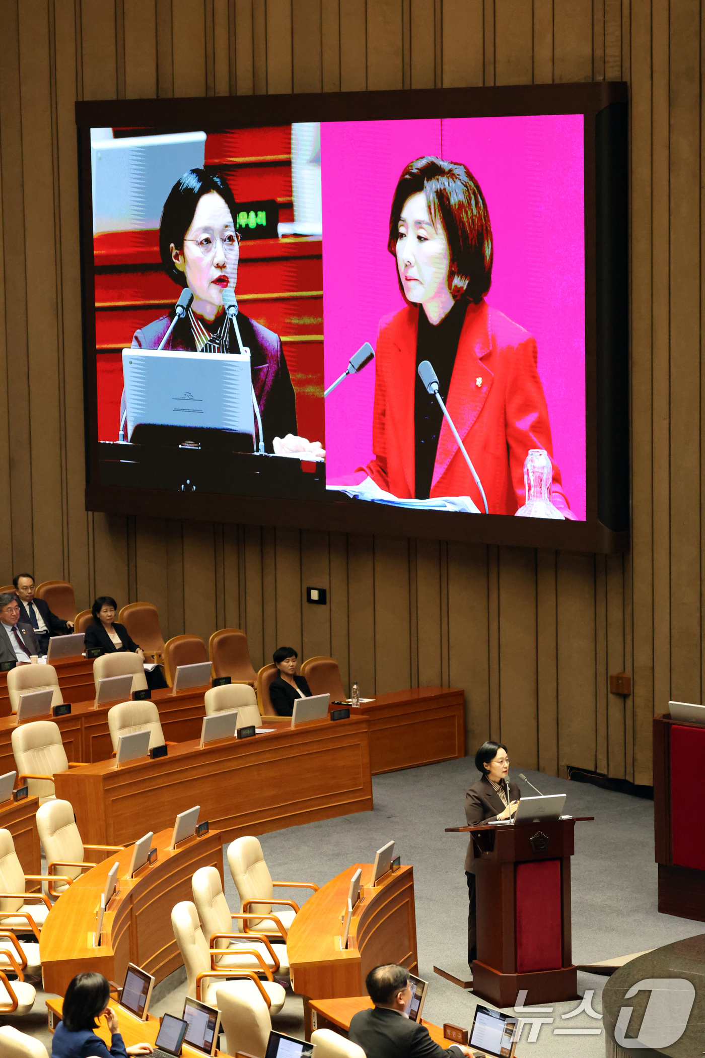 (서울=뉴스1) 황기선 기자 = 한성숙 국무총리가 9일 오후 서울 여의도 국회에서 열린 제439회국회(정기회) 제5차 본회의에서 나경원 국민의힘 의원의 대정부질문(정치)에 답하고 …
