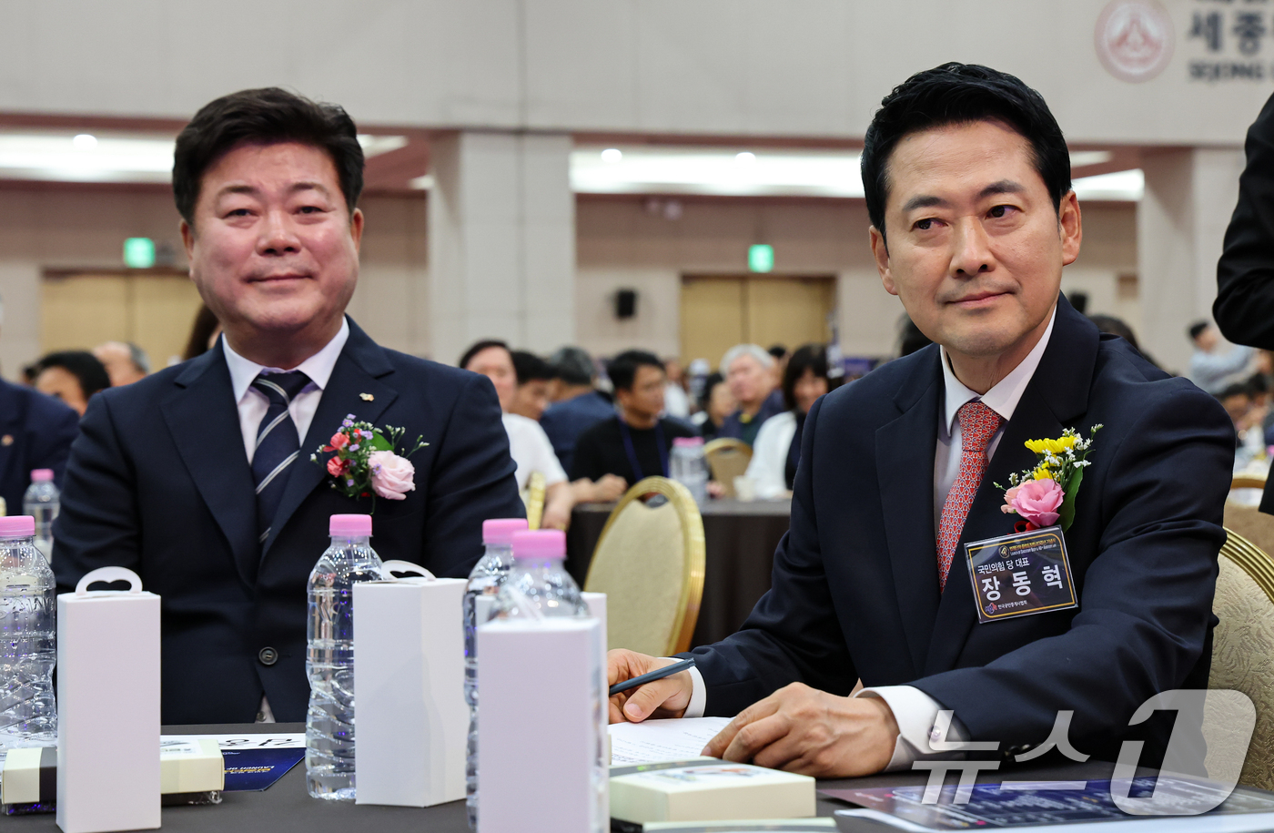 (서울=뉴스1) 김도우 기자 = 장동혁 국민의힘 대표(오른쪽)와 김종호 한국공인중개사협회장이 9일 서울 광진구 세종대학교 컨벤션홀에서 열린 한국공인중개사협회 법정단체 출범 및 창립 …