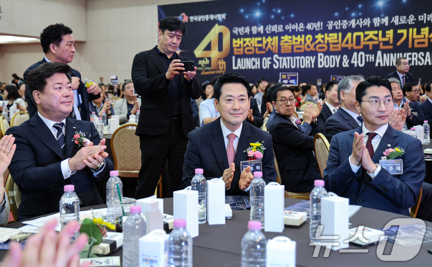 (서울=뉴스1) 김도우 기자 = 장동혁 국민의힘 대표가 9일 서울 광진구 세종대학교 컨벤션홀에서 열린 한국공인중개사협회 법정단체 출범 및 창립 40주년 기념식에 참석해 손뼉을 치고 …