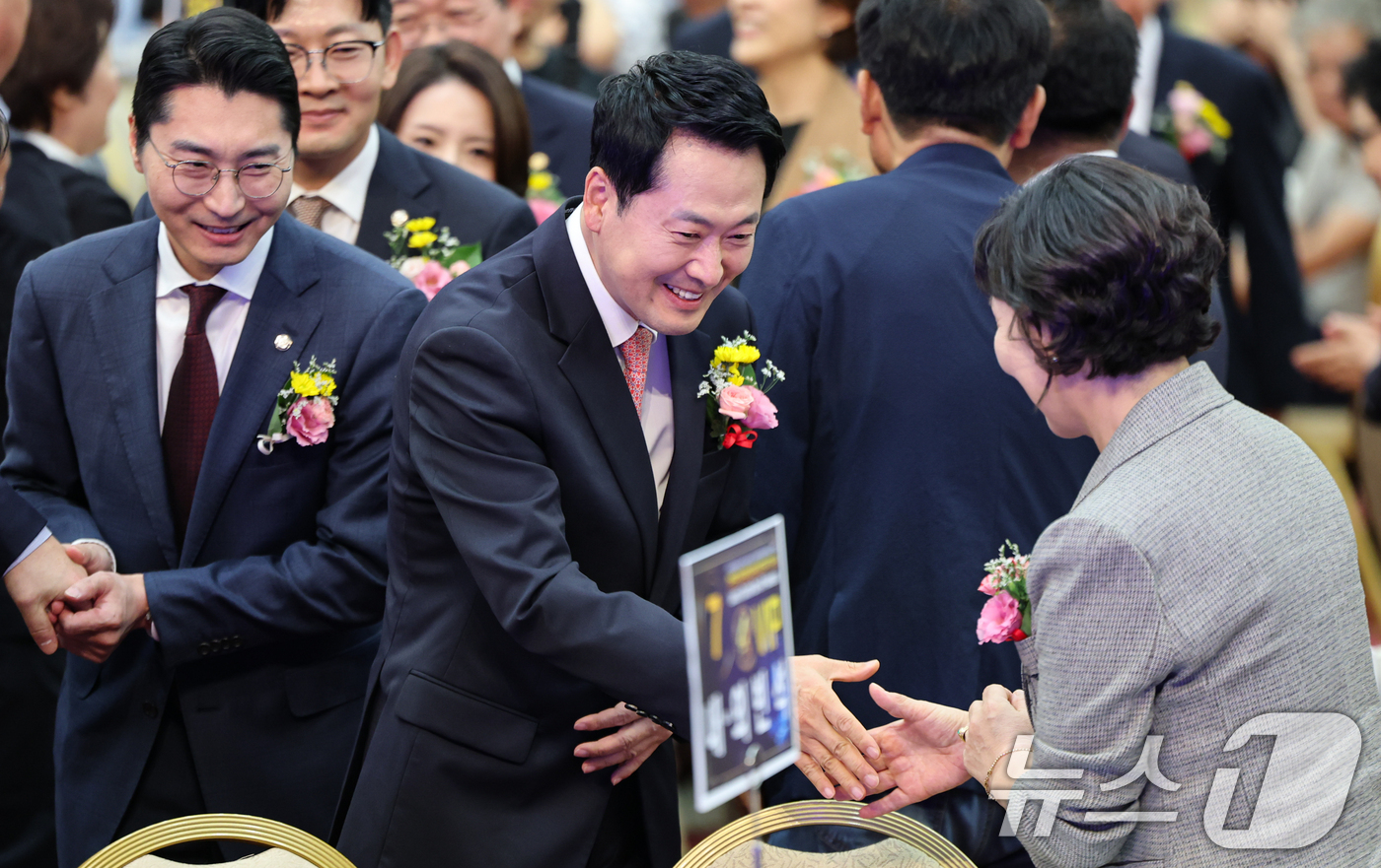 (서울=뉴스1) 김도우 기자 = 장동혁 국민의힘 대표가 9일 서울 광진구 세종대학교 컨벤션홀에서 열린 한국공인중개사협회 법정단체 출범 및 창립 40주년 기념식에 참석하며 참석자들과 …