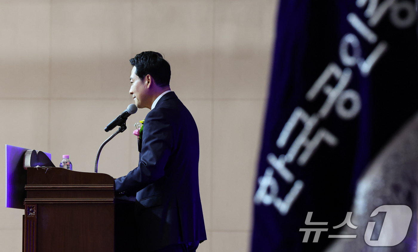 (서울=뉴스1) 김도우 기자 = 장동혁 국민의힘 대표가 9일 서울 광진구 세종대학교 컨벤션홀에서 열린 한국공인중개사협회 법정단체 출범 및 창립 40주년 기념식에 참석해 축사를 하고 …