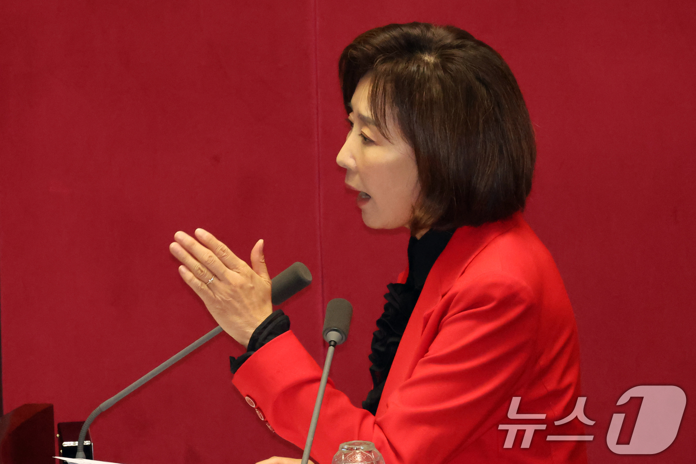 (서울=뉴스1) 황기선 기자 = 나경원 국민의힘 의원이 9일 오후 서울 여의도 국회에서 열린 제439회국회(정기회) 제5차 본회의에서 대정부질문(정치)을 하고 있다. 2026.9. …