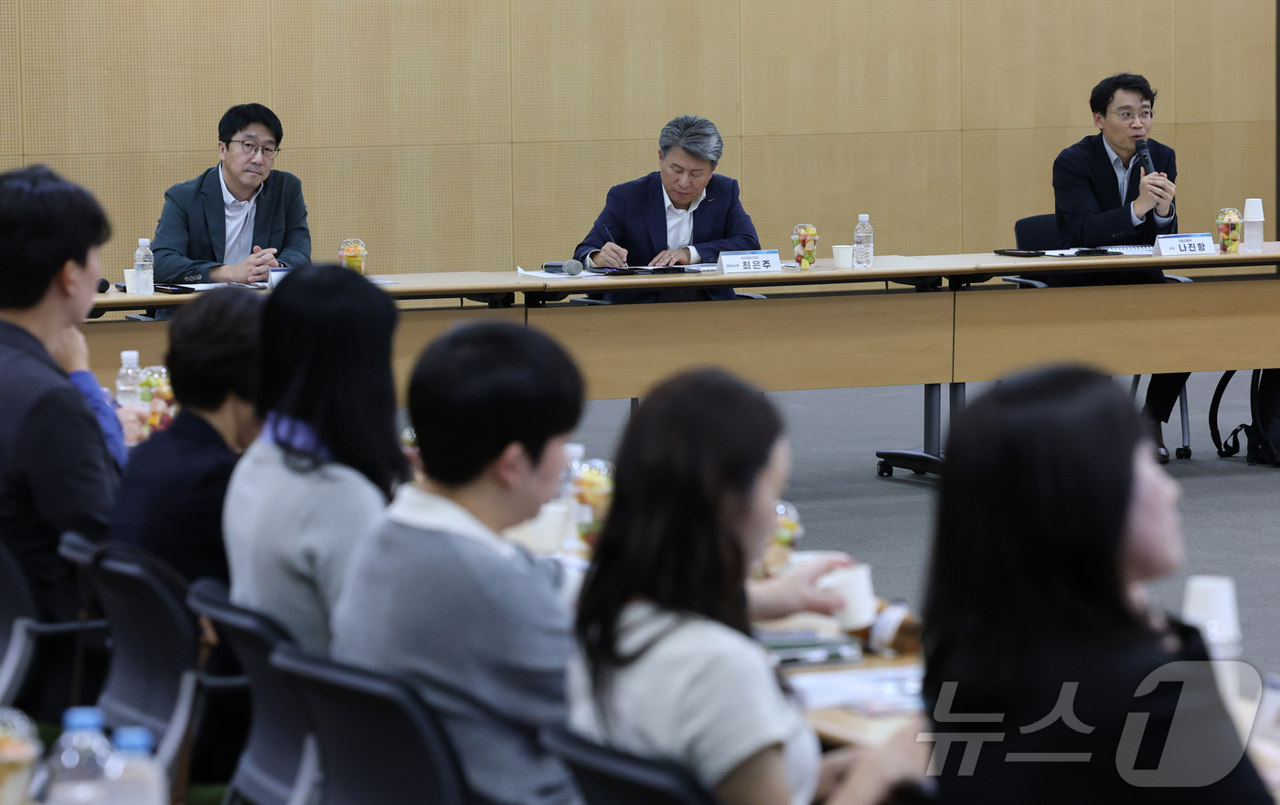 (대전=뉴스1) 김기태 기자 = 정부·지자체·공공기관·여행사 관계자들이 9일 대전 동구 코레일 본사에서 열린 인구감소지역 철도관광 활성화 워크숍에서 협력 방안을 논의하고 있다. 2 …