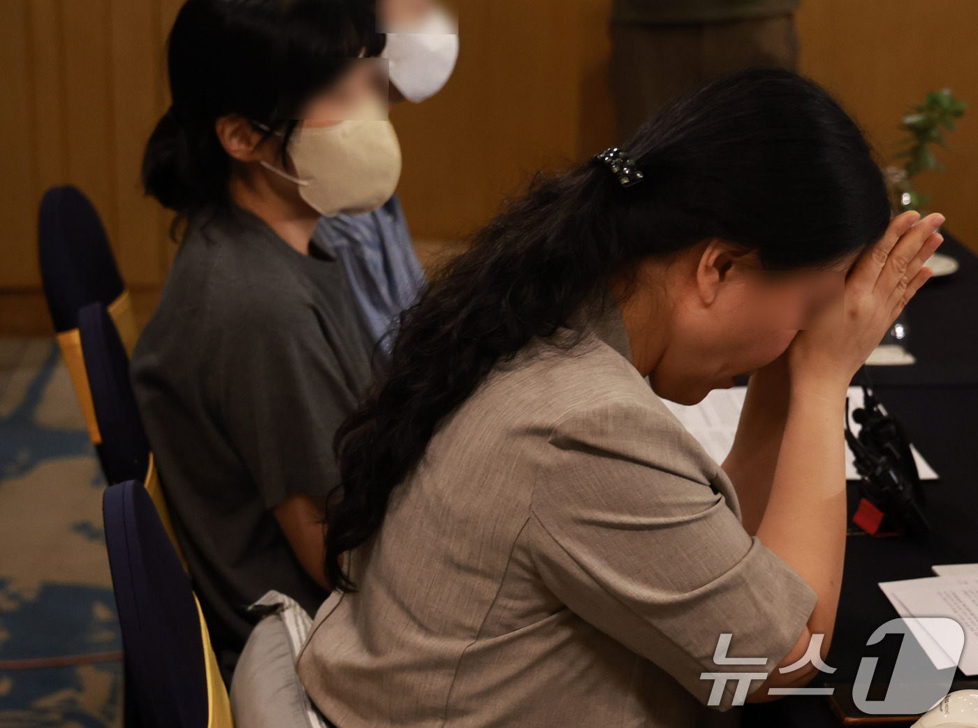 (카트만두=뉴스1) 구윤성 기자 = 네팔 어퍼트리슐리(UT)-1 수력발전소 건설현장에서 근무하다 홍수로 실종된 남동발전 한국인 직원의 가족들이 9일(현지시간) 네팔 카트만두 시내의 …