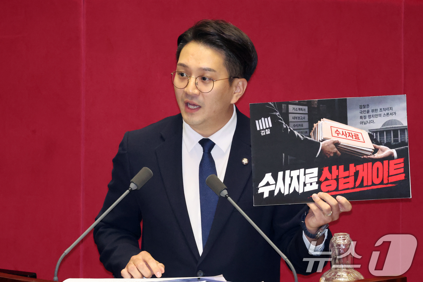 (서울=뉴스1) 황기선 기자 = 전용기 더불어민주당 의원이 9일 오후 서울 여의도 국회에서 열린 제439회국회(정기회) 제5차 본회의에서 대정부질문(정치)을 하고 있다.  2026 …